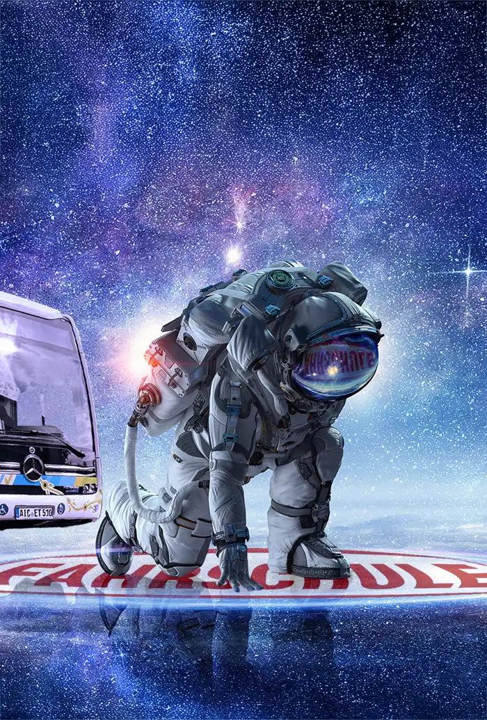 Astronaut kniet neben einem weißen Mercedes-Benz-Bus auf einer Plattform, im Hintergrund eine Sternengalaxie.