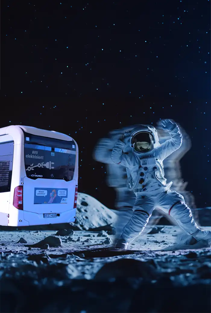 Astronaut springt auf felsigem Mond in der Nähe von weißem Bus, mit Sternen im Hintergrund.